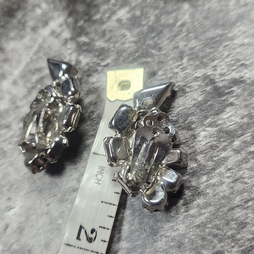 Vintage wiess Clear Rhinestone Clip On Earrings Silver‎ Tone Crawler Fan Bridal
